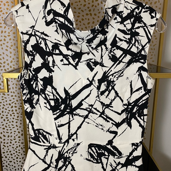A.L.C. Tops - ALC black and white women’s silk tank. Mock neck side zipper V back size 2